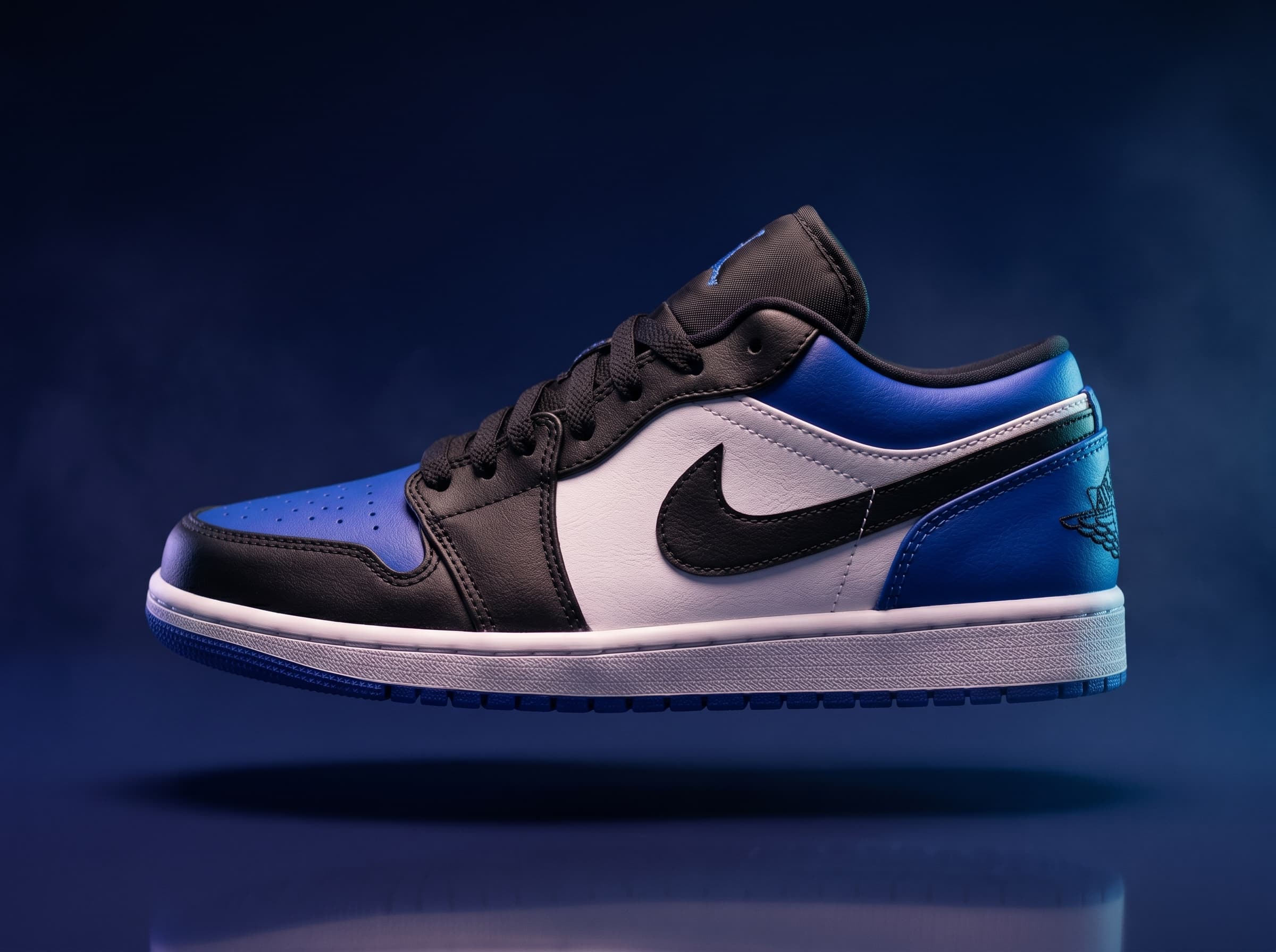 Nike Jordan Low Azul con Blanco y Negro 2