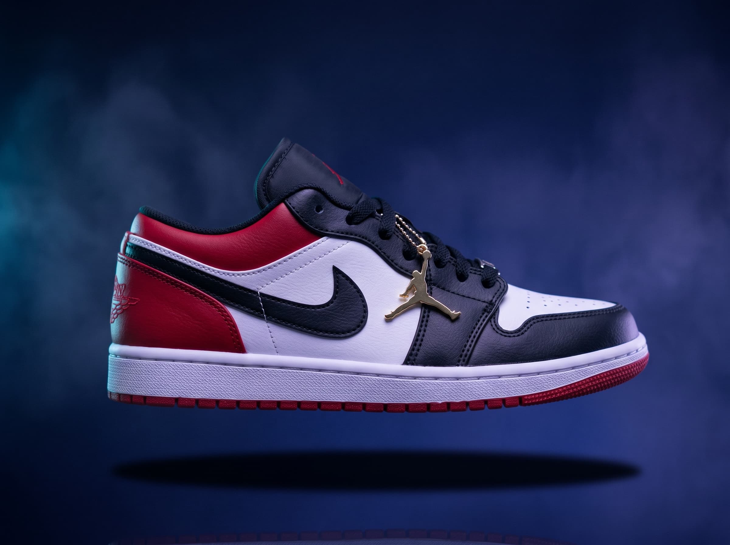 Nike Jordan Low Roja con Blanco y Negro 2